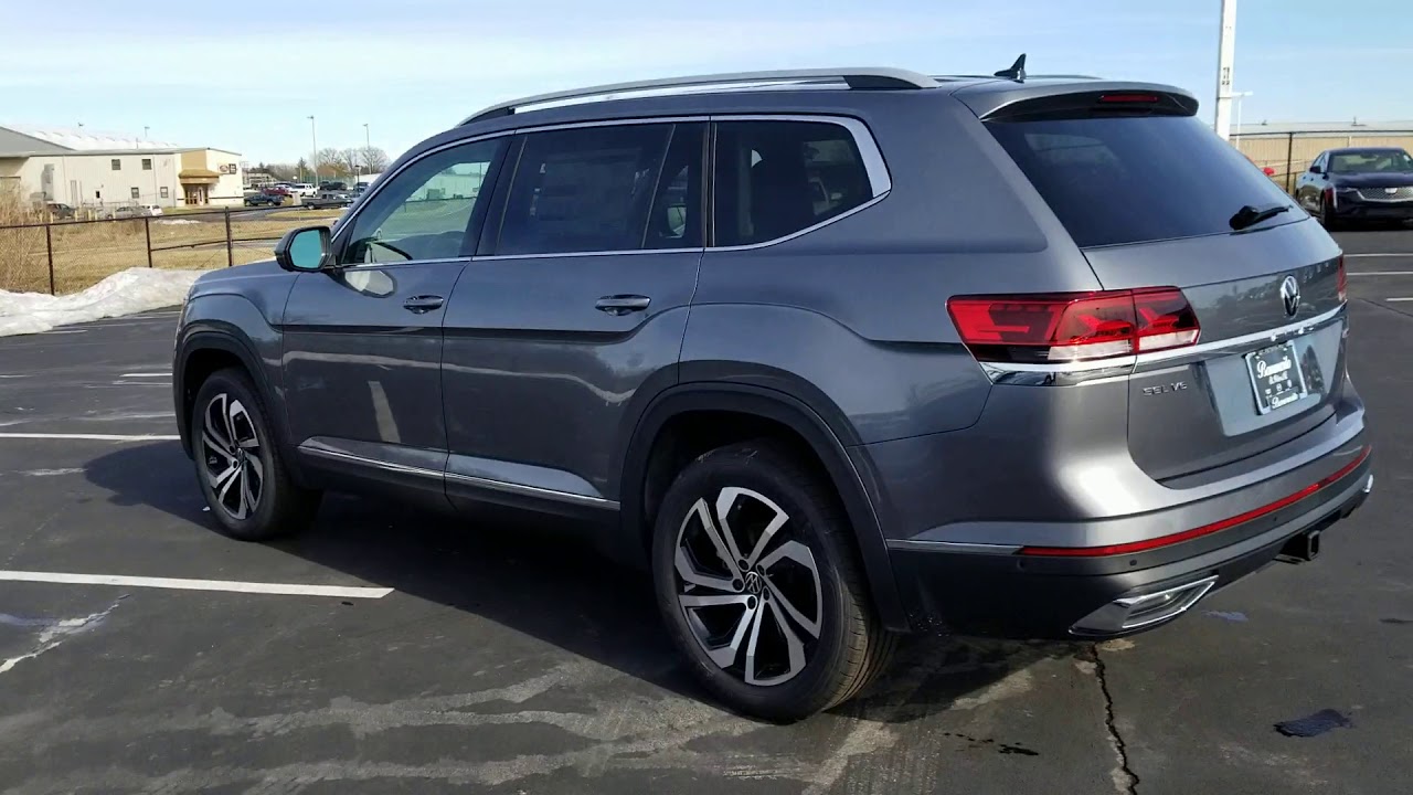 What is the difference between the bench seats and captain’s chair setups in the Volkswagen Atlas?